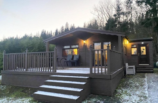 4 Bed House - Sleeps 9 - HotTub - Parking