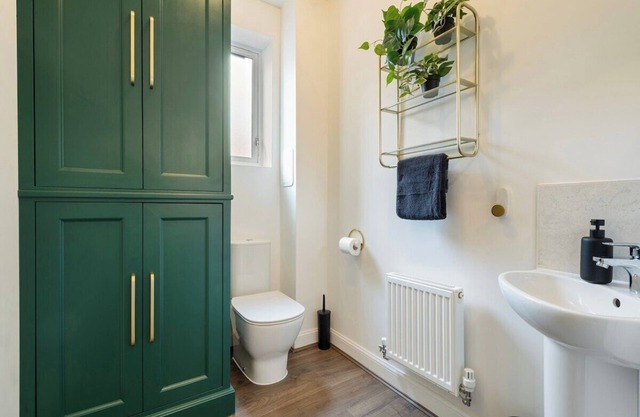 4-Bed in Coulsdon 20 min London, 20 min Gatwick 2
