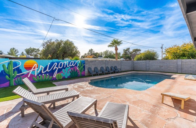 4 Bed Mid Century Modern w/Pool, Putting Green, Wood Fired Pizza Oven, Sleeps 9