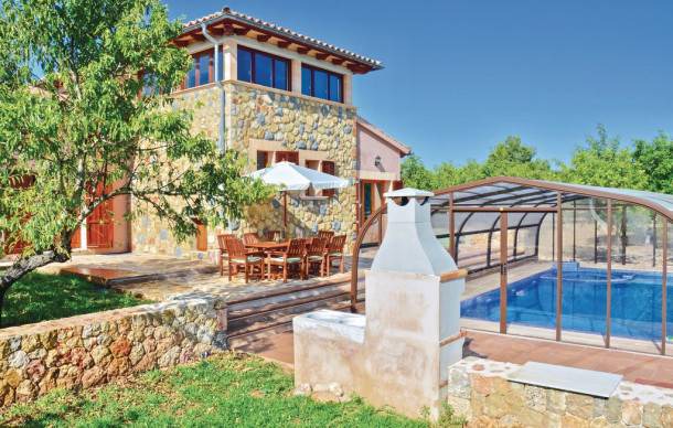 4 bedroom accommodation in Santa Maria