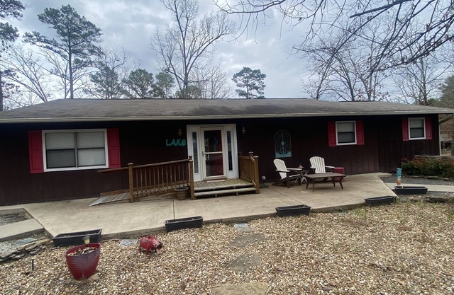 4 bedroom 4.5 bath family vacation home on the lake! nsleeps 12;