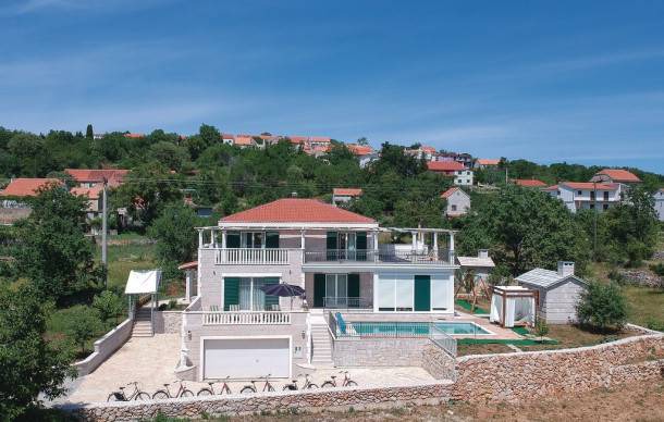 4 bedroom accommodation in Cista Provo