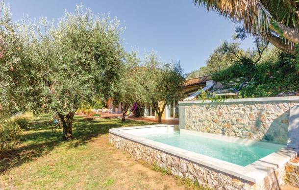 4 bedroom accommodation in Carrara -MS-