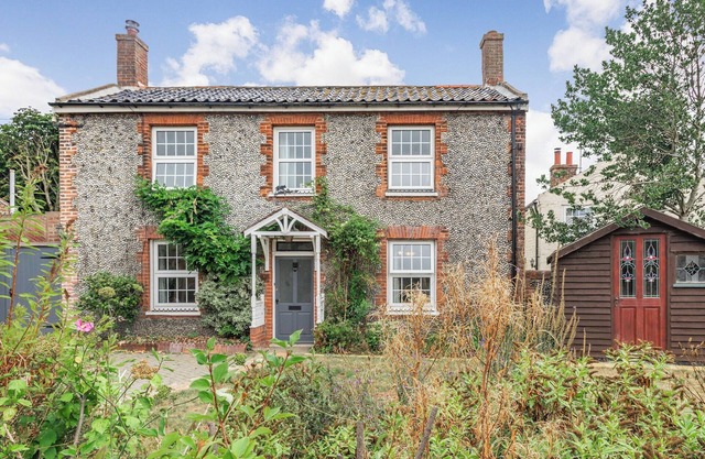 4 bedroom accommodation in Bacton, Norwich