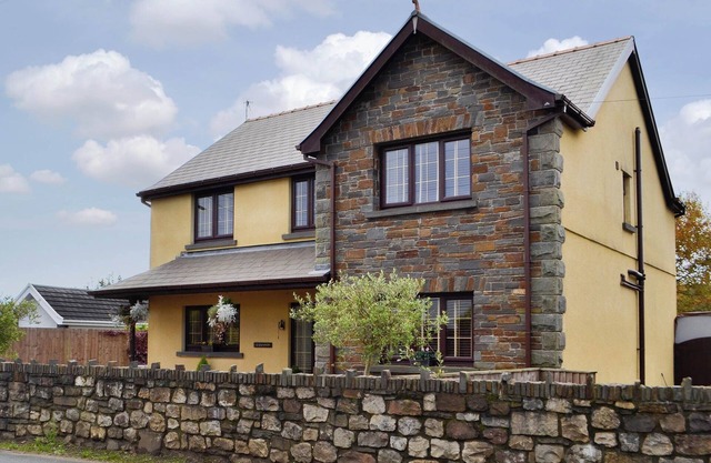 4 bedroom accommodation in Lower Cwm-twrch, near Ystradgynlais