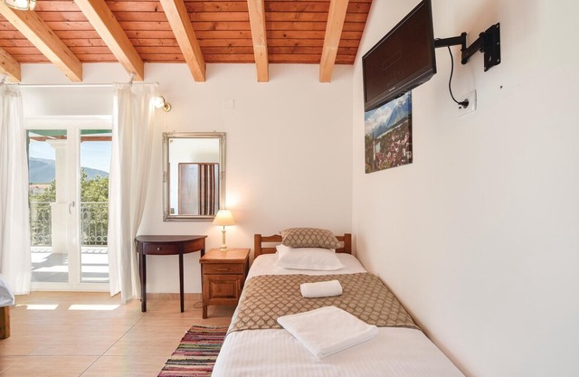 4 bedroom accommodation in Cista Provo
