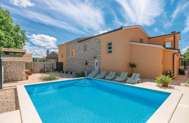 4 bedroom accommodation in Zmijavci