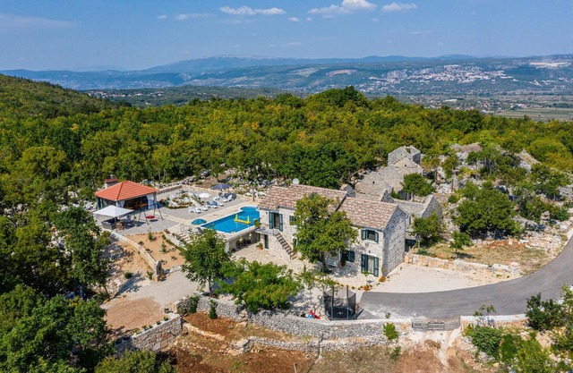 4 bedroom accommodation in Zmijavci