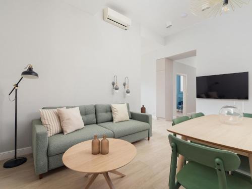 4 Bedroom Apartment - Private Parking - Main Square