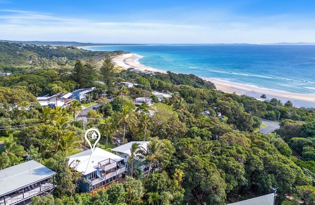 4 Bedroom beach house only minutes walk to Cylinder Beach.