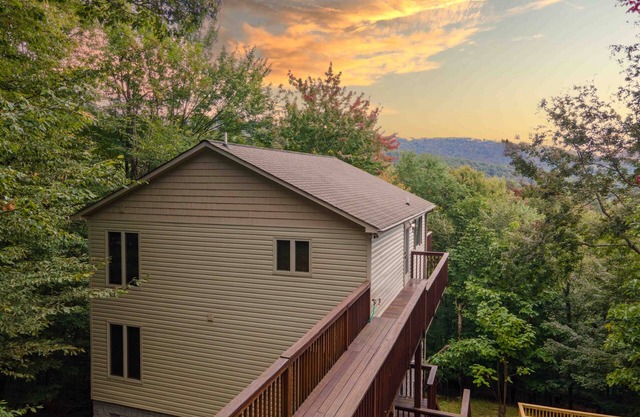 4-bedroom Casa Bella Views + Hot Tub chalet in Beech Mountain