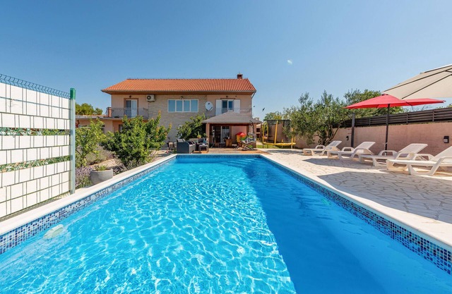 4 bedroom gorgeous home in Lisicic