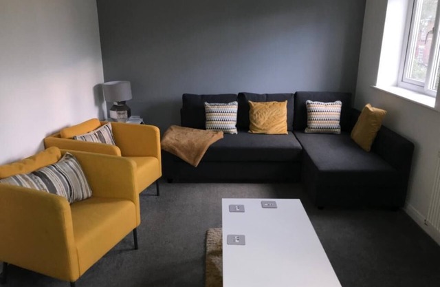 4 Bedroom Home Tameside, Grt Manchester Sleeps 7