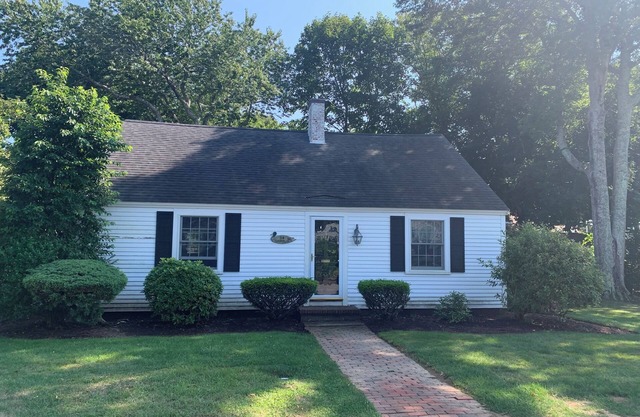 4-bedroom house. 5 minute walk to beach, 1 mile to historic Falmouth center