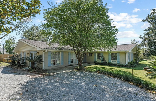 4-bedroom house in charming Bay St Louis, sleeps 12, 3 minutes to downtown. Wifi