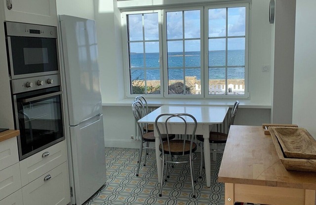 4 bedroom house with character facing the sea, 5m beach access