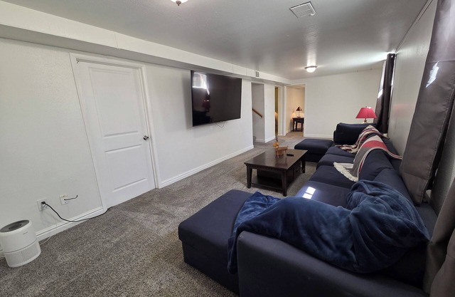 4 Bedroom house within 10 minutes of Downtown Denver! Full house with yard.
