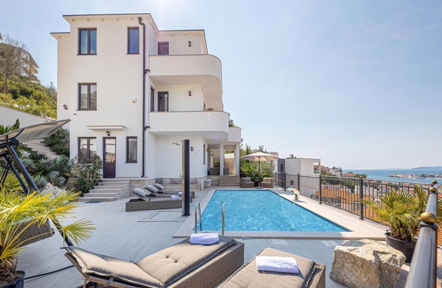 4 bedroom nice apartment in Podstrana
