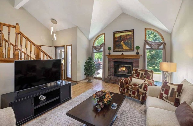 4-Bedroom Retreat with Outdoor Space & King Bed