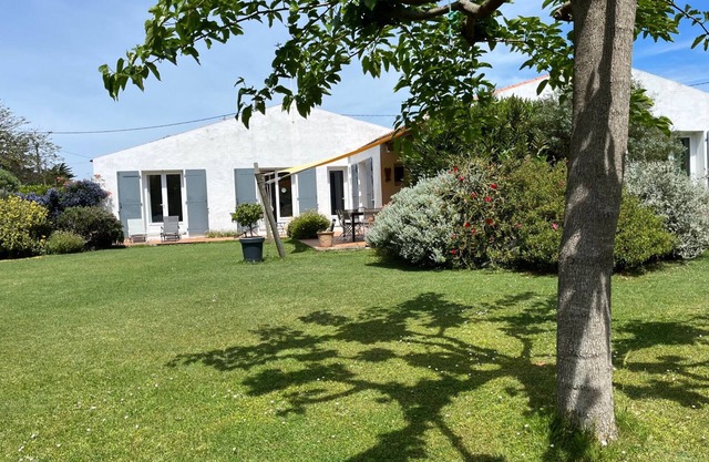 4-bedroom villa, 3* furnished tourist accommodation, on landscaped garden 100m from the beach