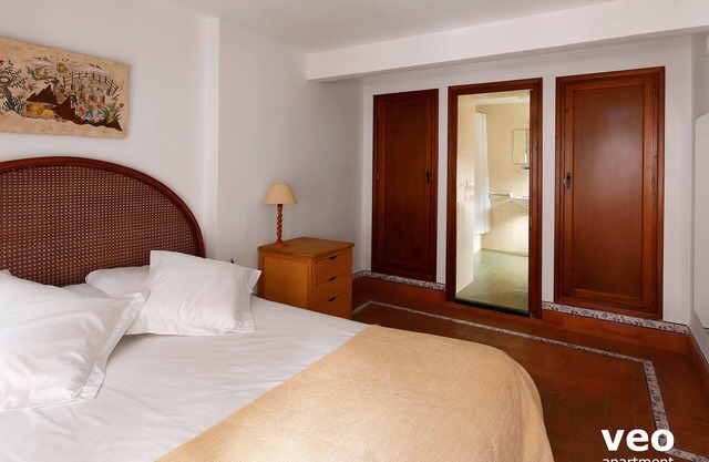 4 bedrooms, free parking. Santa Cruz quarter
