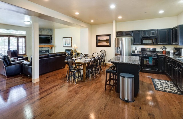 4 BR 3 1/2 Ba Townhouse-Gas grill, hot tub, X-Box
