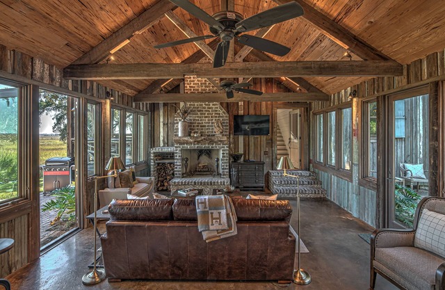 4-BR Hatcher House w/docks, pool, & private firepit on Emma's Driftwood Farm