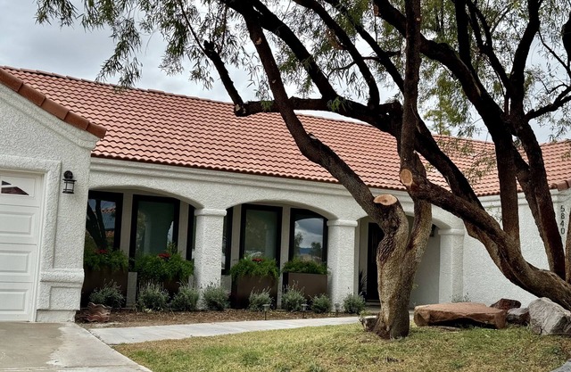 4-BR Luxe Home just 10 minutes to Strip and Stadium, Pool & Spa, 30 Day min.