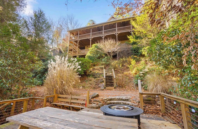 4 BR on Toccoa River, Hot Tub, Fish/Tube from deck! Firepit, Pool Table, Dogs ok