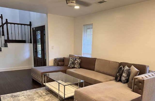 4 BR Villa ,Patio,Hottub,2 backyard near highway close to Med center