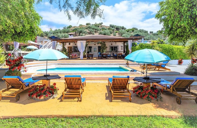 4 Deluxe Country Holiday Homes for 10 guests near beaches, lakes and mountains