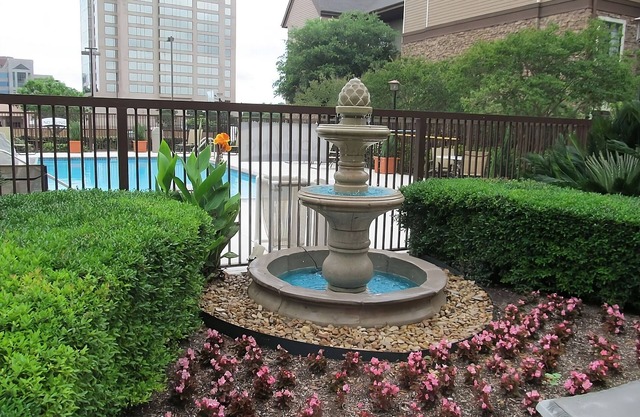 4 Family-friendly Suites w/Full Kitchens! Pets are Welcome! With Outdoor Pool!