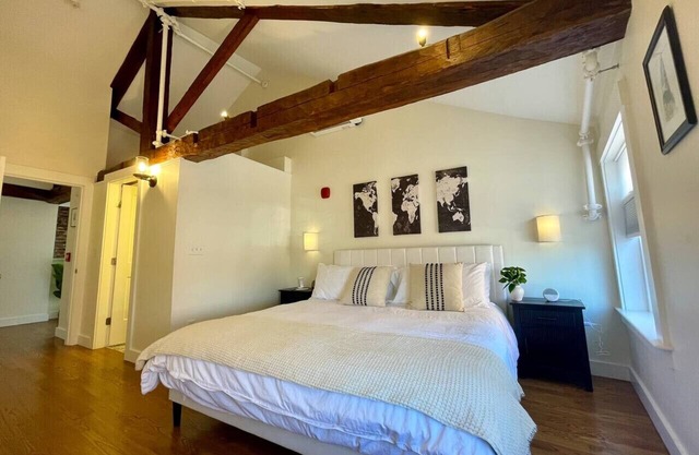 4 King Suites, Downtown, Outlets, Beach, Historic