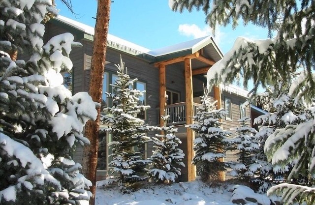 4 Master bedrooms, Gourmet Kitchen, Walk 2 Town & Lifts, Hot Tub, Pond & River