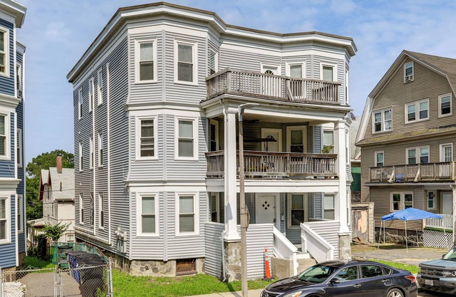 4 Mi to Fenway Park: Pet-Friendly Dorchester Apt!