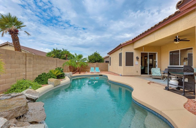 4 Mi to Riparian Preserve: Mesa Abode w/Hot Tub