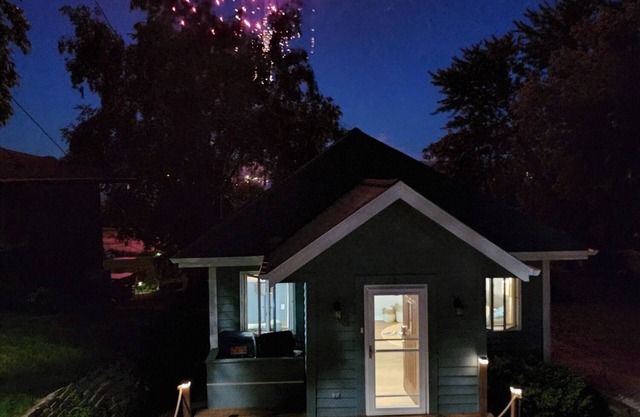 4 minutes walk to beach from this charming home with a lake view!