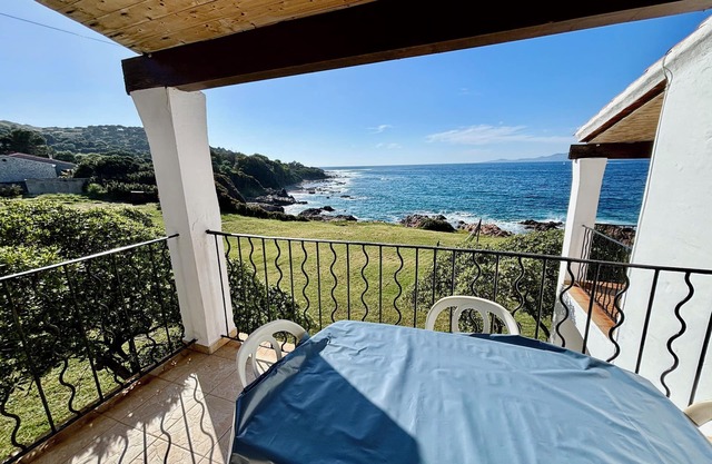 4-person first-floor apartment with sea view.