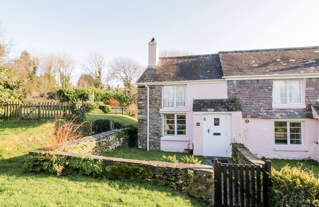 4 ROSE COTTAGES, family friendly, country holiday cottage in Polperro