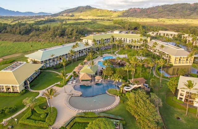 4 Star Beachfront Resort. King Bed. Lanai. AC. Restaurant. Pool. Gym. Spa.
