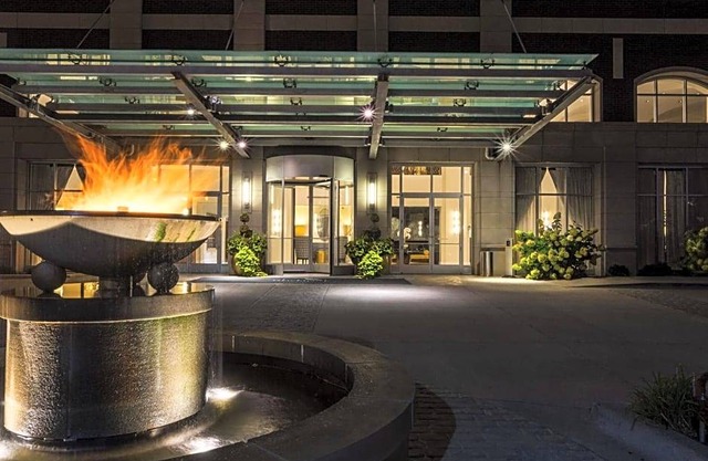 4-Star Hotel ∙ Hotel Blackhawk, Autograph Collection