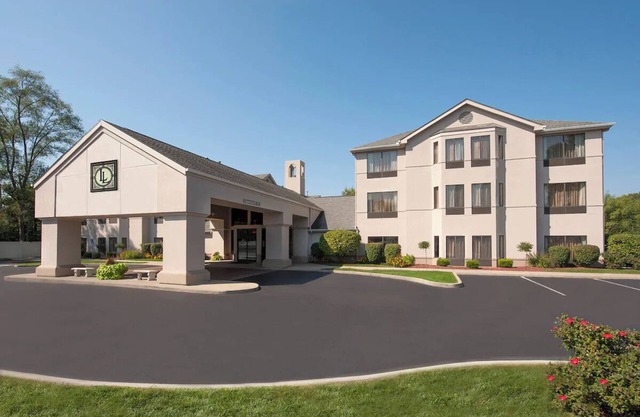 4 Suites ideal for Group Trips! Enjoy Free Hot Breakfast and Indoor Pool Access
