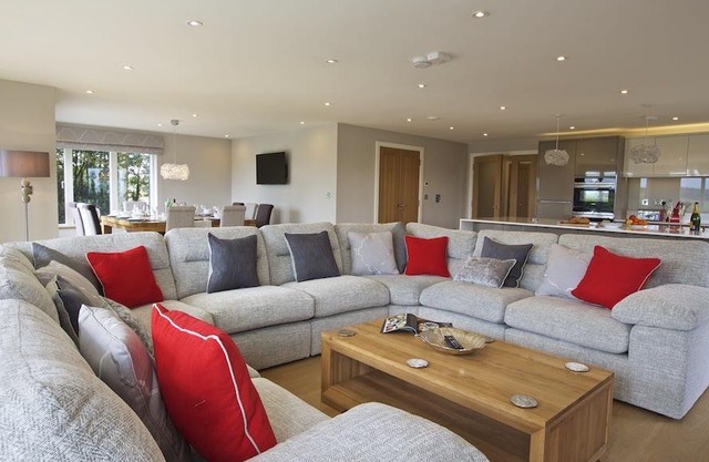 4 The Drive, Hillfield Village, DARTMOUTH