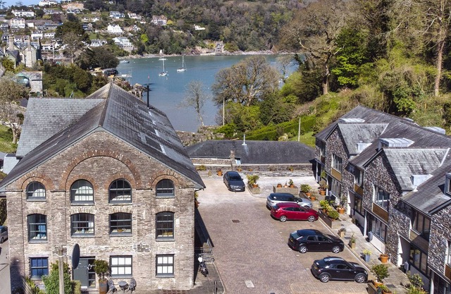 4 THE POTTERY, pet friendly, character holiday cottage in Dartmouth
