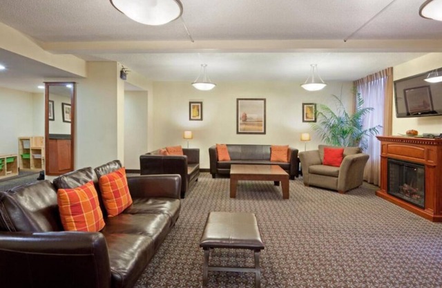 4 x Junior Corner Queen Room at Hotel Saint-Laurent Montreal