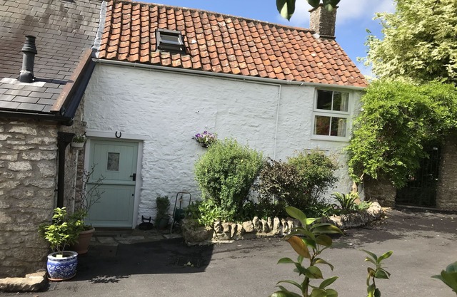 400 year old cottage near Wells, Cheddar and Glastonbury. Dog and child friendly