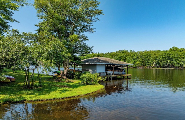 400ft private waterfront home, fireplace, boathouse, kayaks, DOG FRIENDLY