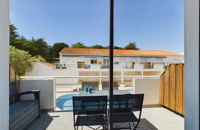 400m from the beach, flat with pool