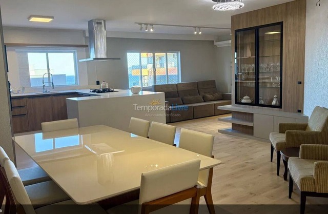 401 Renovated beachfront apartment with 4 bedrooms