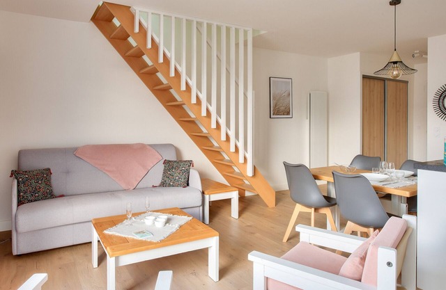 450m beach- Comfort in this pretty flat for 4